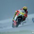 Dominacja Hiszpanow podczas niemieckiej rundy MotoGP zdjecia - rossi na mokrym torze