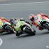 Dominacja Hiszpanow podczas niemieckiej rundy MotoGP zdjecia - zejscie na kolano