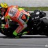 Fotogaleria z testow MotoGP na torze w Malezji - Rossi kolano