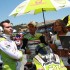Gorace laski z padoku Moto GP USA - laska pod limonkowym parasolem