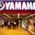 Kobiety motocykle i salon Yamahy impreza w obiektywie - Yamaha wejscie
