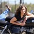 Marta i Bonneville triumf kobiety nad motocyklem - bonnie zadowolony