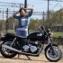 Marta i Bonneville triumf kobiety nad motocyklem - marta pozowanie
