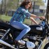 Marta i Bonneville triumf kobiety nad motocyklem - na motocyklu