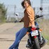Marta i Bonneville triumf kobiety nad motocyklem - przy drodze
