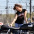 Marta i Bonneville triumf kobiety nad motocyklem - siedzenie modelka