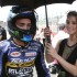 Plec piekna na MotoGP fotogaleria kobiet z toru Mugello - dziewczyna z parasolem Mugello