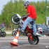 Stunt majowka Grzybow 2011 - Jazda motocyklem wokol pacholkow