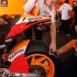 Testy MotoGP na Sepang w obiektywie - Mechanicy Pedrosy