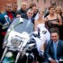 Triumph Rocket III motocyklem do slubu - Slub na motocyklu para mloda swiadkowie