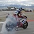 Wyscigi treningi i boksy - runda World Superbike w Ameryce - Checa palenie gumy wygrany wyscig