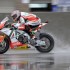 Wyscigi treningi i boksy - runda World Superbike w Ameryce - leon camier w deszczu