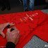 Zlot Ducati Jarocin 2012 - Skladanie podpisow na koszulce