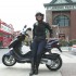 Kobieta kontra odziez motocyklowa - dziewczyna i skuter