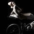 Naga kobieta i Ducati fotografie Elizabeth Raab - 848 Ducati modelka profil