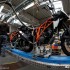 Fabryka motocykli od srodka jak to dziala - Napelnianie plynow Fabryka KTM