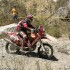 Rajd Dakar tytani bezdrozy - motocyklsta na trasie rajdu dakar