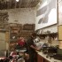 Nostalgiczny garaz motocyklowy na Woli - 86gear warsztat przy pracy