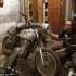 Nostalgiczny garaz motocyklowy na Woli - Przy motocyklu 86gear warsztat