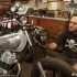 Nostalgiczny garaz motocyklowy na Woli - praca przy motocyklu 86gear warsztat