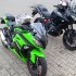 Dlaczego warto kupic nowy motocykl - Ninja i Versys na parkingu