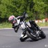 Schodzenie na kolano efektownie czy efektywnie - KTM Duke 125 2012 wiraz