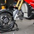 Bridgestone T30 EVO guma na kazde warunki - zakladanie kola przedniego Bridgestone T30 Scigacz pl