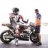 Jak powstaje motocykl klasy MotoGP - Tom Luthi i mechanik