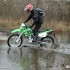 Jesien na motocyklu proba dla pasji - Kawsaki KLX250 woda