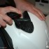 Kask motocyklowy czyszczenie i pielegnacja - smarowanie mechanizmu zamykania szybki kasku
