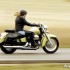 Kobiety na szybkich motocyklach szpilki na wysokich obrotach - Kobieta na chopperze