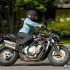 Kobiety na szybkich motocyklach szpilki na wysokich obrotach - Laska na Aguscie