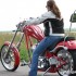 Kobiety na szybkich motocyklach szpilki na wysokich obrotach - Laska na custom bike