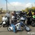 Kobiety na szybkich motocyklach szpilki na wysokich obrotach - kobiecy gang