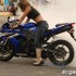 Kobiety na szybkich motocyklach szpilki na wysokich obrotach - laseczka pali gume