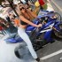 Kobiety na szybkich motocyklach szpilki na wysokich obrotach - r1 palenie gumy