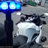 Policjant na motocyklu funkcjonariusz czy motocyklista pasjonat - maszt z sygnalem policja