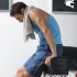 Trening przy niskim budzecie mini fitness club w domu - zmeczony sportowiec po treningu