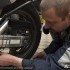 Warsztat Scigacz pl naciaganie lancucha - sprawdzanie wyciagniecia regulacja lancucha motocyklowego warsztat scigacz mg 0192
