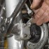 Wymiana kola w motocyklu warsztat Scigaczpl - montaz mechanizmu predkosciomierza wymiana kola przedniego warsztat scigacz mg 0160
