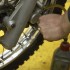 Wymiana plynu hamulcowego - odkrecenie kalamitki wymiana plynu hamulcowego motocykla warsztat scigacz mg 0206