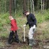 Quadowcy i dzieci z Domu Dziecka sadza las - Las sadzenie drzewek