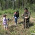 Quadowcy i dzieci z Domu Dziecka sadza las - sadzenie lasu przez dzieci