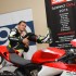 Triumph Ducati Speed Day nowa swiecka tradycja - wchodzenie na motocykl