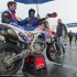 Mistrzostwa Swiata Supermoto w Polsce w strugach deszczu - motocykl supermoto na startcie
