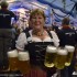 BMW Motorrad Days 2012 12 lat tradycji - Kobieta z piwami Niemcy