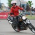Honda Gymkhana w Warszawie slalomem mosci panowie - Dziewczyna na motocyklu przejazdy Gymkhana
