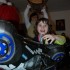 Motocyklisci i quadowcy dzieciom z domu dziecka pod choinke 2008 - dziewczynka z balonikiem w ksztalcie motocykla
