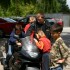 Motocyklowy Dzien Dziecka w Domu Dziecka w Gostyninie - przymiarka do motocykla