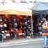 Nowy Swiat Motocykli 2008 bida z nedza - kaski na stoiskach